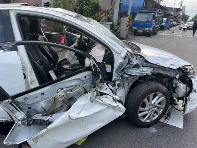 宜蘭縣冬山鄉1名25歲楊姓女子駕駛自小客車沿三星路一段往羅東方向時，從機車道超車不慎擦撞停在路邊的小貨車，波及到路邊的行人，接著翻滾數圈才停下來，超大撞擊聲嚇壞附近居民，所幸均無生命危險。（宜蘭縣警察局羅東分局提供／吳佩蓉宜蘭傳真）