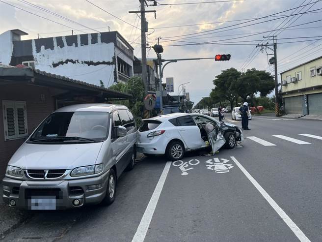 宜蘭縣冬山鄉1名25歲楊姓女子駕駛自小客車沿三星路一段往羅東方向時，從機車道超車不慎擦撞停在路邊的小貨車，波及到路邊的行人，接著翻滾數圈才停下來，超大撞擊聲嚇壞附近居民，所幸均無生命危險。（宜蘭縣警察局羅東分局提供／吳佩蓉宜蘭傳真）