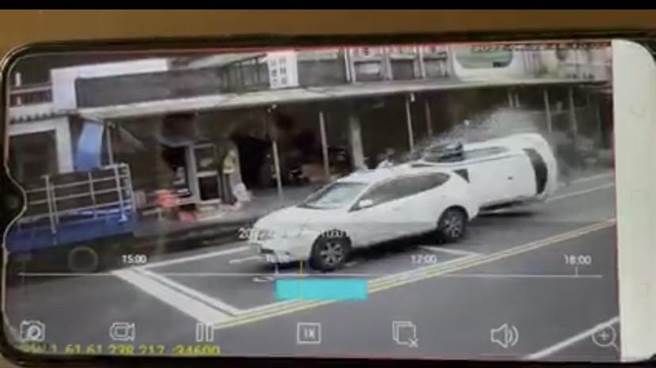 宜蘭縣冬山鄉1名25歲楊姓女子駕駛自小客車沿三星路一段往羅東方向時，從機車道超車不慎擦撞停在路邊的小貨車，波及到路邊的行人，接著翻滾數圈才停下來，超大撞擊聲嚇壞附近居民，所幸均無生命危險。（宜蘭縣警察局羅東分局提供／吳佩蓉宜蘭傳真）