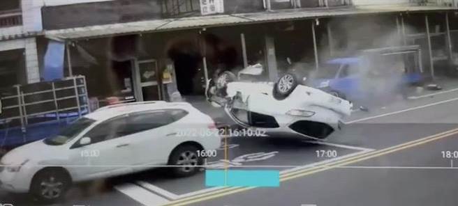 宜蘭縣冬山鄉1名25歲楊姓女子駕駛自小客車沿三星路一段往羅東方向時，從機車道超車不慎擦撞停在路邊的小貨車，波及到路邊的行人，接著翻滾數圈才停下來，超大撞擊聲嚇壞附近居民，所幸均無生命危險。（宜蘭縣警察局羅東分局提供／吳佩蓉宜蘭傳真）