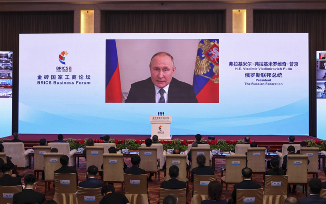 俄羅斯總統普丁6月22日在北京舉行的金磚國家工商論壇開幕式中發表線上演說的神情。（新華社）