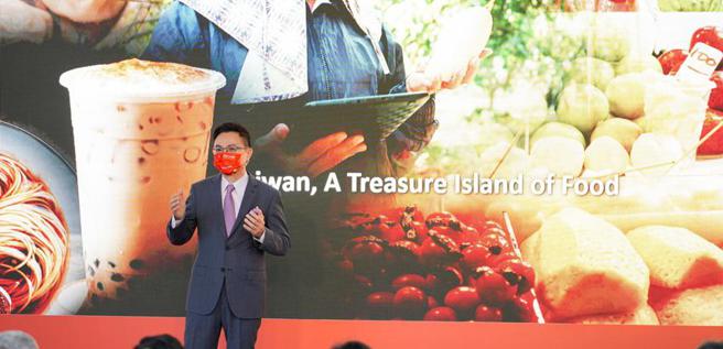 （主办方外贸协会董事长黄志芳开展首日带领眾人飨宴全球美食。图／贸协提供）