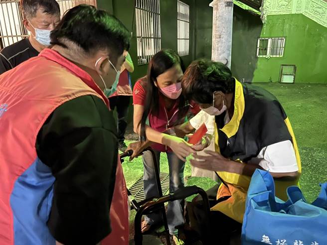 彰化縣議員賴清美日前接露和美皮包骨３兄弟，引發社會討論，今又接露彰化縣和美鎮63歲姚姓男子，三餐不繼瘦到僅剩下40公斤，議員拿了紅包給姚男，希望暫時幫他度過難關。(賴清美提供／吳建輝彰化傳真)