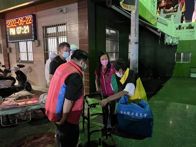 賴清美22日晚間通報尋求安置，但縣府駁斥表示，姚男是列冊服務在案的遊民，是社工安排入住安置機構等待時，里長通知議員才到場，認為議員說法有誤。(賴清美提供／吳建輝彰化傳真)