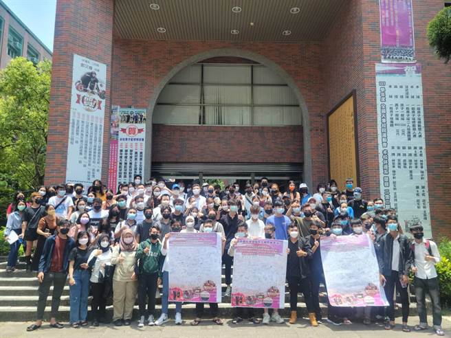 高苑科大500多位菲律賓、印尼、和越南學生，連署向蔡總統陳情：「我不是黑工！請尊重我們；我們支持教育部國際產學專班計畫；還高苑科大國際辦學清白。」(高苑科大提供／林雅惠傳真)