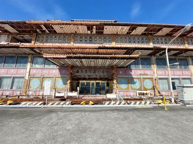 海上皇宫目前停在旗津港勤船渠，看得出经风吹日晒已经残破不堪。（港务公司提供／高雄洪靖宜传真）