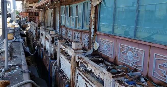 内部装潢斑驳，已经成废墟。（港务公司提供／高雄洪靖宜传真）