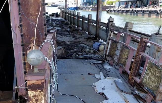 内部装潢斑驳，已经成废墟。（港务公司提供／高雄洪靖宜传真）