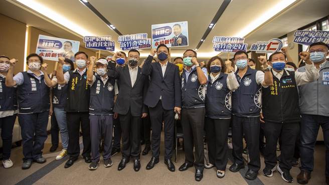 竹市藍軍議員和里長支持林耕仁展現團結勝選氣勢。(羅浚濱攝)