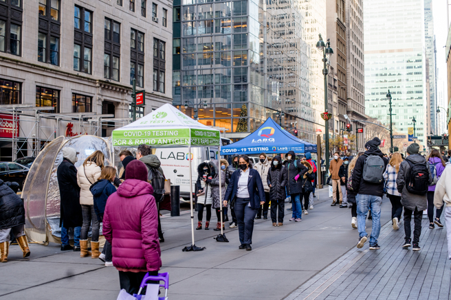 从6月头2周搜集的调查数据显示，美国有逾40%成年人通报过去曾罹患COVID-19（2019冠状病毒疾病），当中近1/5目前仍受「长新冠」症状所苦。(示意图／shutterstock)