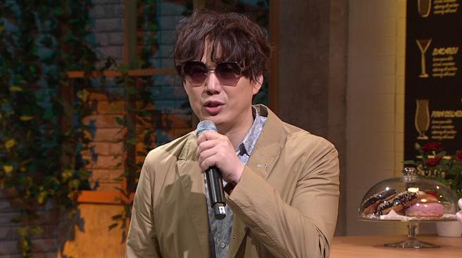 萧煌奇讲述从弱视到全盲的心境转变。（年代提供）