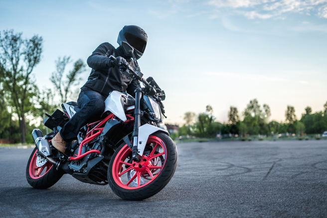 一名男网友买重机却被女友指责应该买汽车，还呛他不是一个值得托付终身的伴侣。（示意图／Shutterstock）