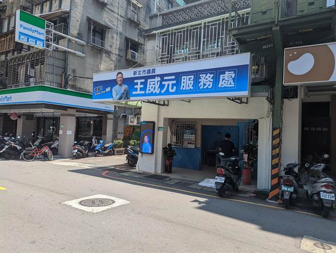 新北市议员王威元将于6月26日乔迁服务处至文化南路12号，他发起谢绝花篮，转赠爱心伞给三芦地区中小学学童。(黄敬文摄)