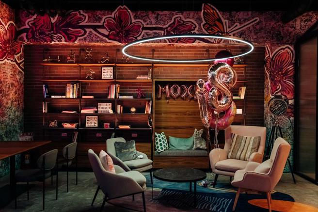 （台中丰邑Moxy酒店1至2楼间静谧空间「小窝」，可供客人包场独享隐密又放松的活动空间。图／台中Moxy酒店提供）