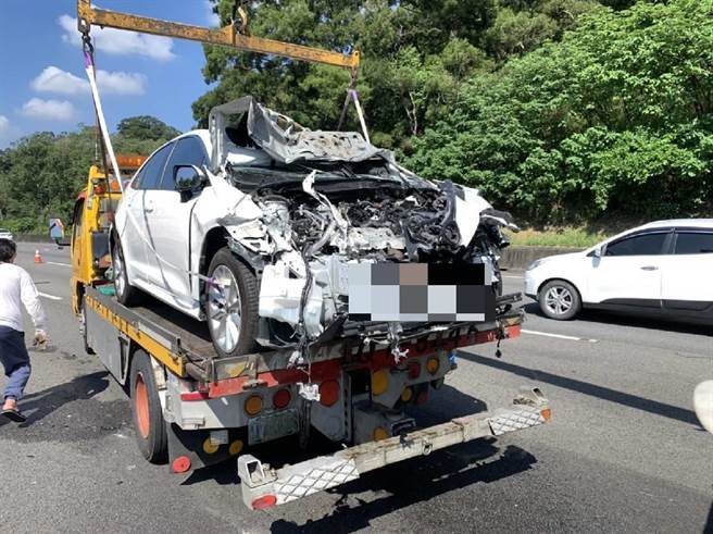 张姓男子称自己开启自动驾驶，因此没注意到车前情况才会撞上。（翻摄照片／李京升苗栗传真）