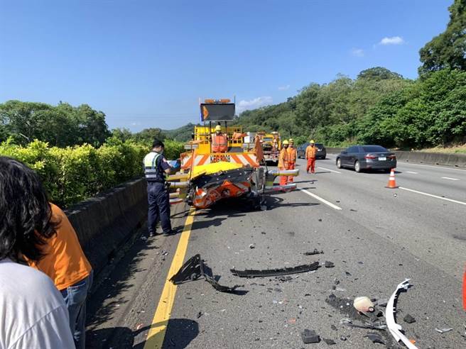 缓衝车当时进行捡拾轮胎胎皮作业。（翻摄照片／李京升苗栗传真）