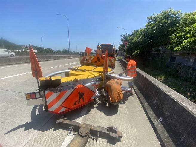 第2起事故被撞的缓衝车，当时正在内侧车道清扫路面。（翻摄照片／李京升苗栗传真）