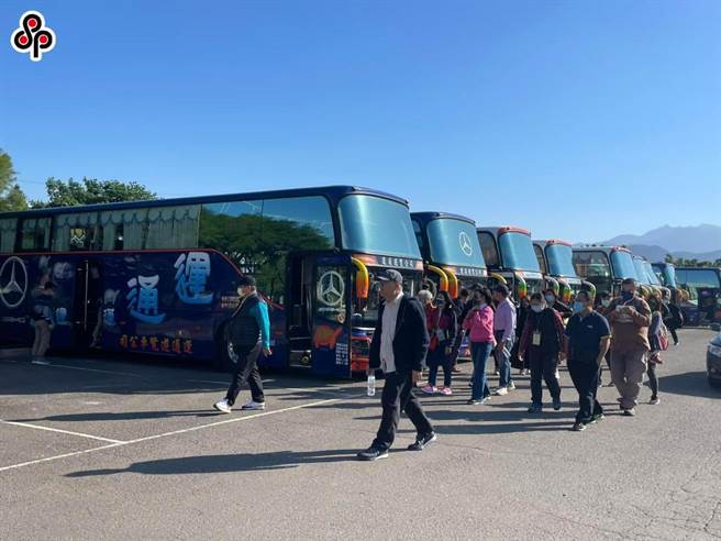 交通部增订4岁以上大型车乘客须繫安全带，驾驶违反规定将处新台币3000元以上、6000元以下罚锾。(本报资料照片)