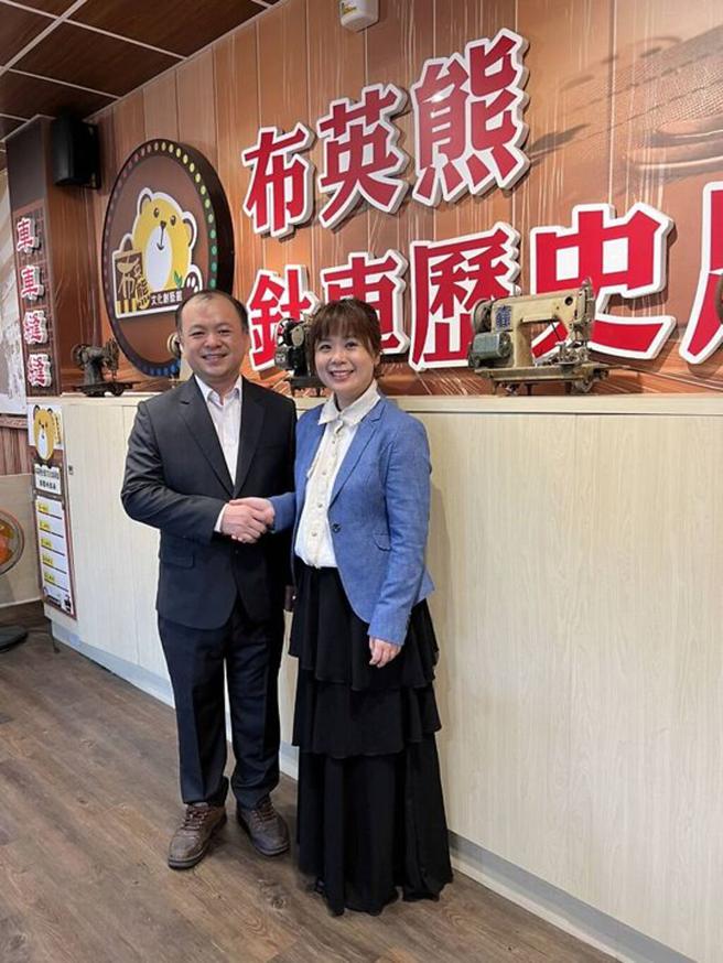 ▲（左起）布英熊文化创艺馆馆长刘俊辉、臺中市产业故事馆发展协会理事长吴佩娜。　图：臺中市产业故事馆发展协会／提供