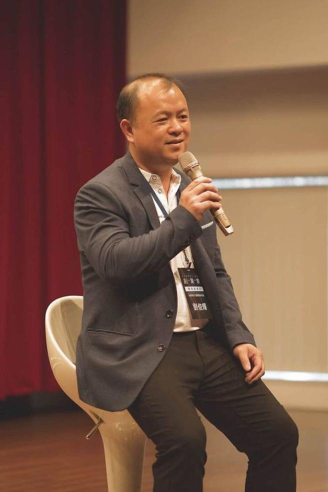 ▲布英熊文化创艺馆馆长刘俊辉获得在地优秀青年创业家殊荣，并分享成功之道。　图：布英熊文化创艺馆／提供
