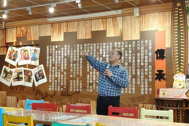 ▲布英熊文化创艺馆馆长刘俊辉担任解说员，为旅客说明传承的重要性。　图：布英熊文化创艺馆／提供
