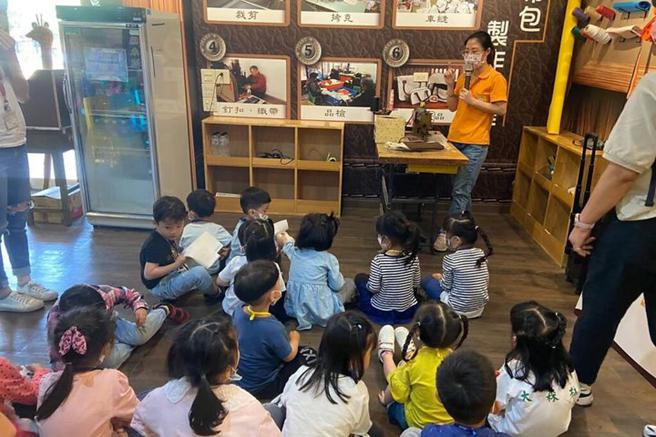 ▲无论是大朋友小朋友都可以体验蓝染的乐趣。　图：布英熊文化创艺馆／提供
