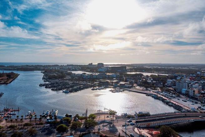 台南安平除了古蹟，现在更有大型游艇酒店开业，带来新气象。　图：shutterstock／来源 