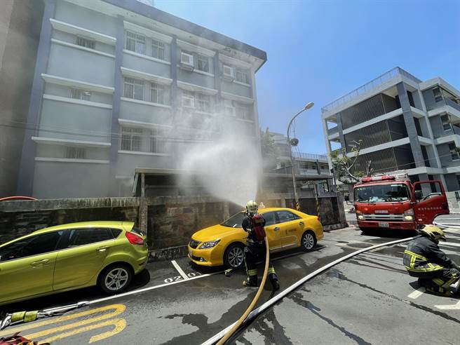 后埔国小变电箱起火，幸无人伤亡。（民眾提供）