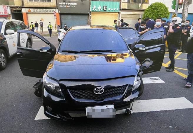警方在鍾男車內查獲毒品殘渣。（翻攝畫面／蔡明亘桃園傳真）