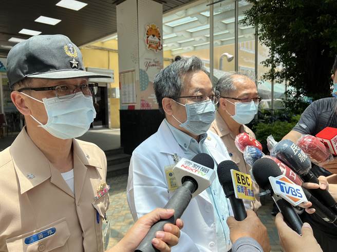 海军一架反潜直升机Ｓ-70C 22日重摔落地，造成4人轻重伤。海总社区医学部主任蔡子斌（左二）说明病情。（林瑞益摄）
