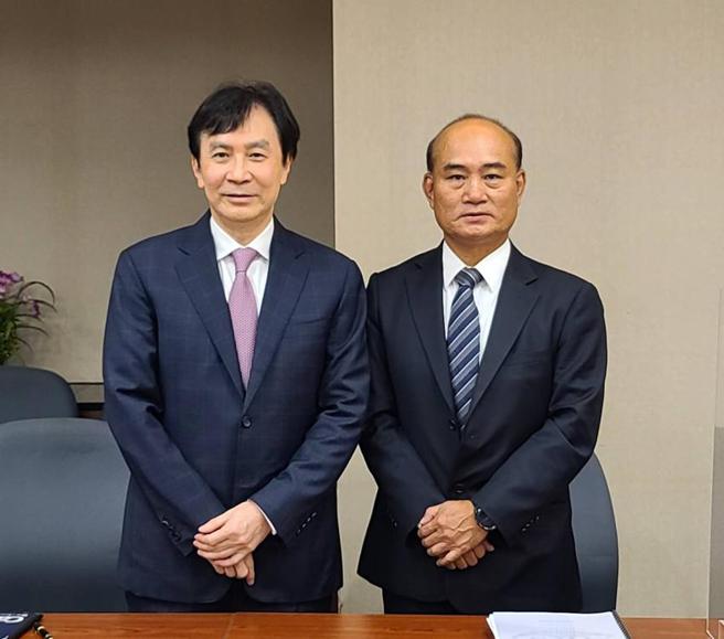 （精英電腦23日舉行股東常會，圖右起為精英董事長鍾依文、總經理王金來。圖／翁毓嵐）