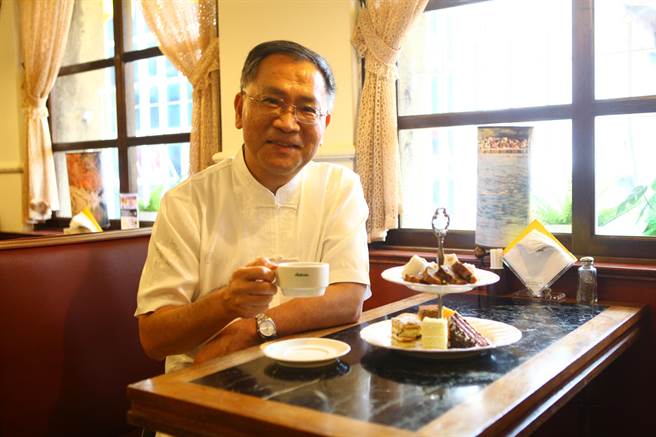 台北市副市长蔡炳坤造访明星咖啡馆，他强调文化资产是城市歷史的印记，也是永续发展的根基。（张立勋摄）