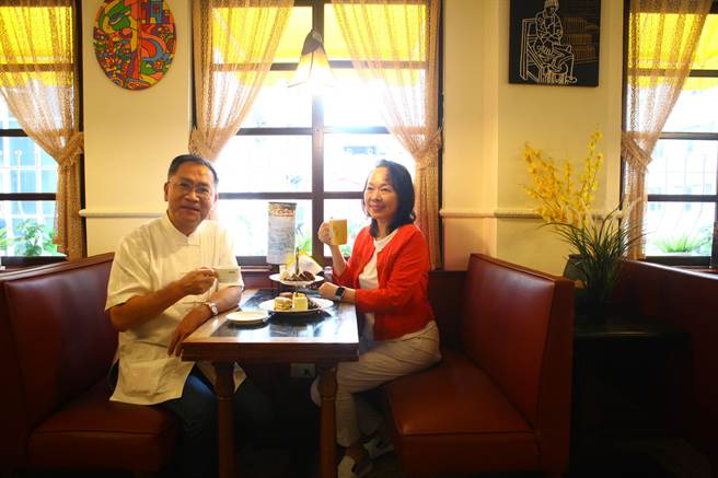 台北市副市长蔡炳坤（左）造访明星咖啡馆，第二代经营者简静惠（右）以「食在精神」、「艺起品味」、「文化讲堂」及「书写城中」为概念，提出修復再利用计画。（张立勋摄）