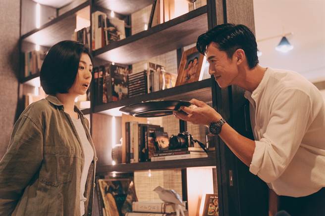 贾静雯剧中与学长吴慷仁对戏精彩。（Netflix提供）