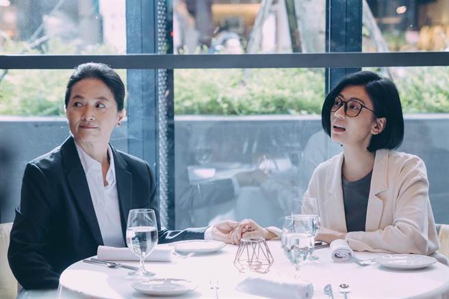 谢琼暖与贾静雯牵手见家长。（Netflix提供）