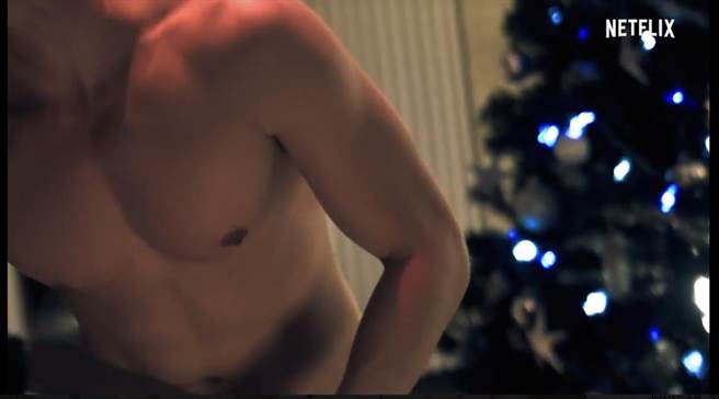 吴慷仁秀出冰块肌。（翻摄Netflix提供影片）