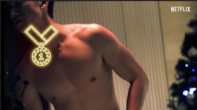 吴慷仁秀出冰块肌。（翻摄Netflix提供影片）