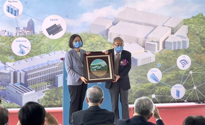 蔡英文总统受邀出席，并由台塑企业总裁王文渊致赠晶圆。（吕健豪摄）