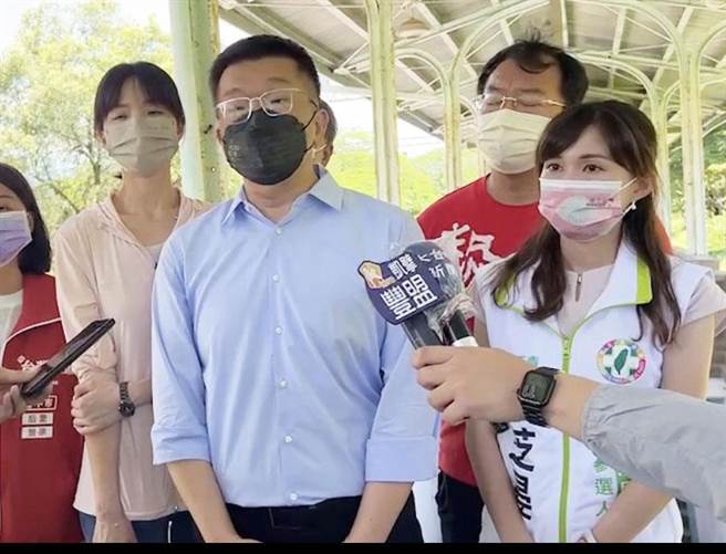 立法院副院长蔡其昌指出，市政府对于施打疫苗的人流、人数，完全没有掌握，长辈还没打到疫苗就先中暑。（陈世宗摄）