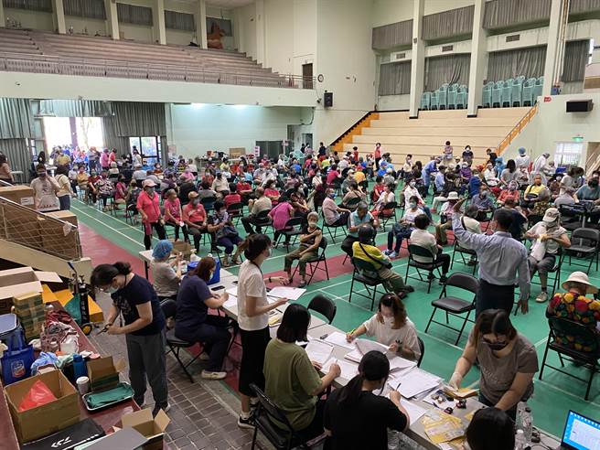 后里区快打站今天的人潮仍多，但长辈都井然有序，已无昨日的拥挤情形。（台中市政府提供）