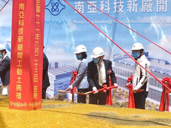 蔡英文總統（左）、新北市長侯友宜（右）23日出席「南亞科技新廠動土典禮」，台塑集團總裁王文淵（中）一同出席動土典禮。（鄧博仁攝）