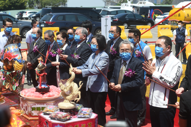 蔡英文總統（右3）、新北市長侯友宜（右）23日出席「南亞科技新廠動土典禮」，台塑集團總裁王文淵（右2）一同出席。（鄧博仁攝）