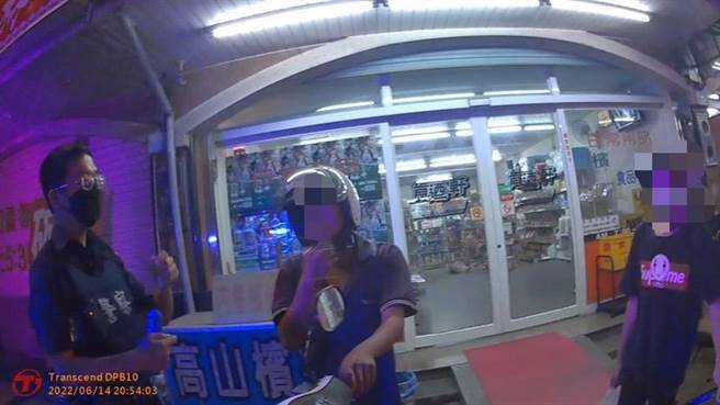 謝男確診不但趴趴走還酒駕，遭員警攔查、欲帶回派出所時才坦白一切。（中埔分局提供∕呂妍庭嘉義傳真）