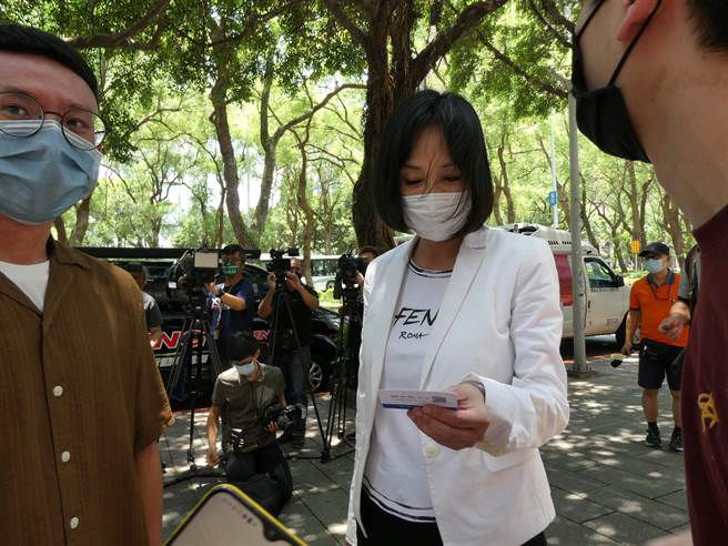 松口有心理准备获国民党徵召参选年底高雄市长的国民党智库执行长柯志恩，近天近中午即拜会高雄大老、前立法院长王金平争取支持。柯受访表示，若下周三中常会获徵召参选，24小时内、下周四她就会出现在高雄，争取地方支持。（周志豪摄）