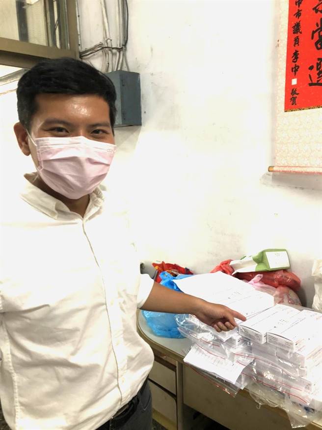 市議員參選人何昆霖表示，部分鄰長因執行配送工作而染疫，這都加重了各基層里、鄰長的工作負擔，讓他們苦不堪言。（市議員參選人何昆霖提供／張妍溱台中傳真）