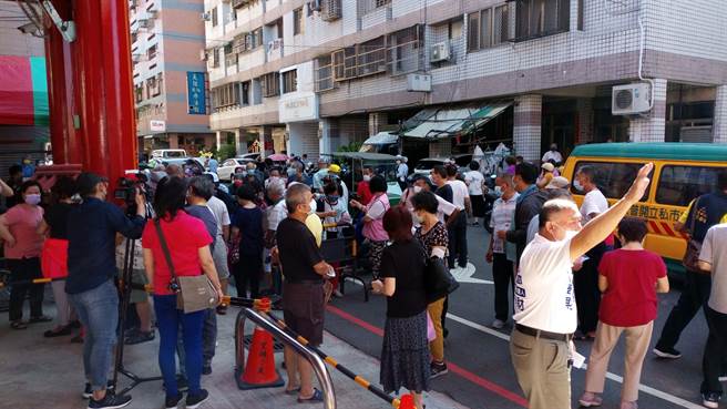 有民眾看到照片惊讶指出，政府加强防疫是美意，公所竟未规划指引动线，或派员现场指引，让长辈为了打疫苗，人车争道，险象环生，出事谁负责。（读者提供／张妍溱台中传真）