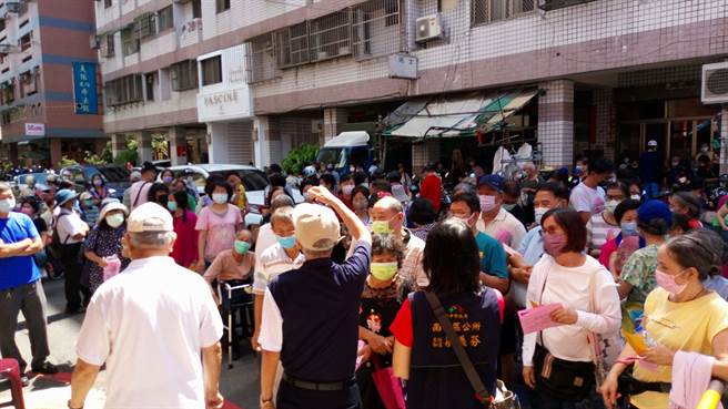 长辈为了打疫苗，人车争道，险象环生，出事谁负责。（读者提供／张妍溱台中传真）