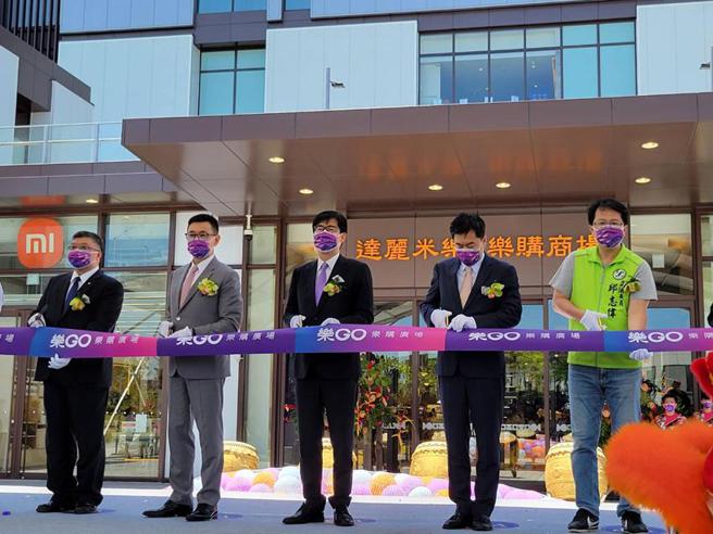 （高雄市长陈其迈（右三）与达丽董事长谢志长（左二）等人，23日出席乐购广场开幕剪彩。图／顏瑞田）