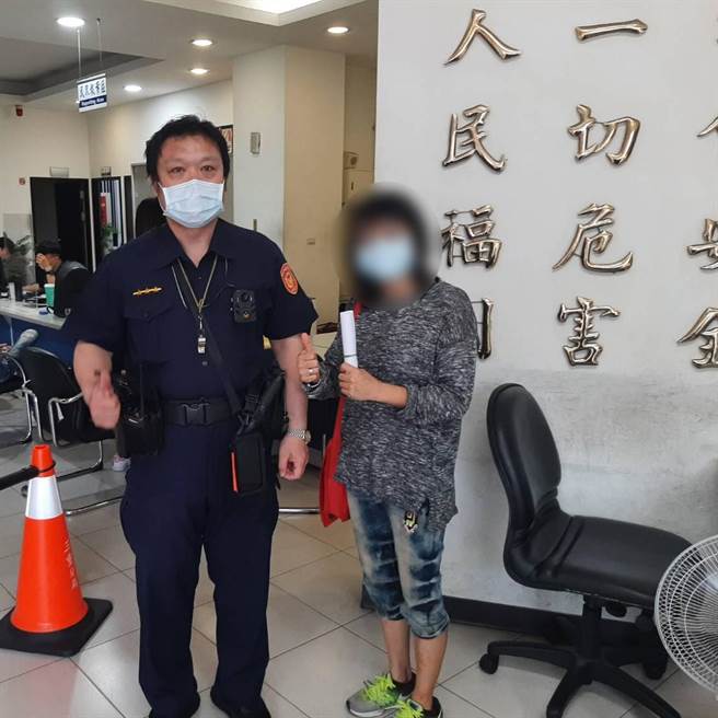 休假還能為民服務，新北市三重警分局三重派出所警員林國熙，日前晚間騎車外出到台北市民權西路附近用餐，回程途中竟發現一輛遺失機車。(三重警分局提供)