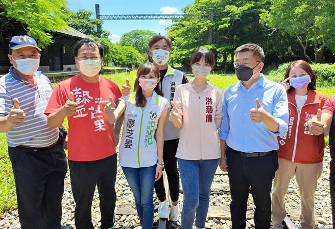 蔡其昌今天到泰安旧火车站会勘时，民进党市议员参选人谢志忠、廖芝晏及台湾基进党的陈若庭都趁机到场曝光。（陈世宗摄）